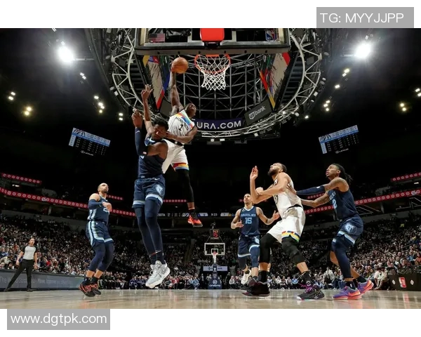 爱德华兹突破分球 戈贝尔接球轻松扣篮