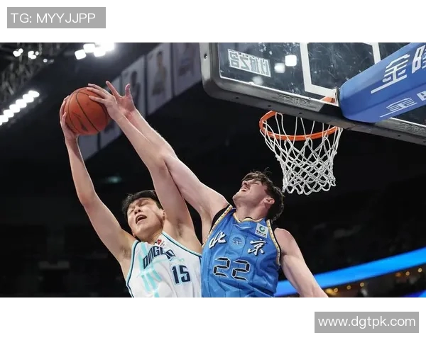 队记杨瀚森总能在突破或转身跨步时，刚刚好抵达篮筐附近